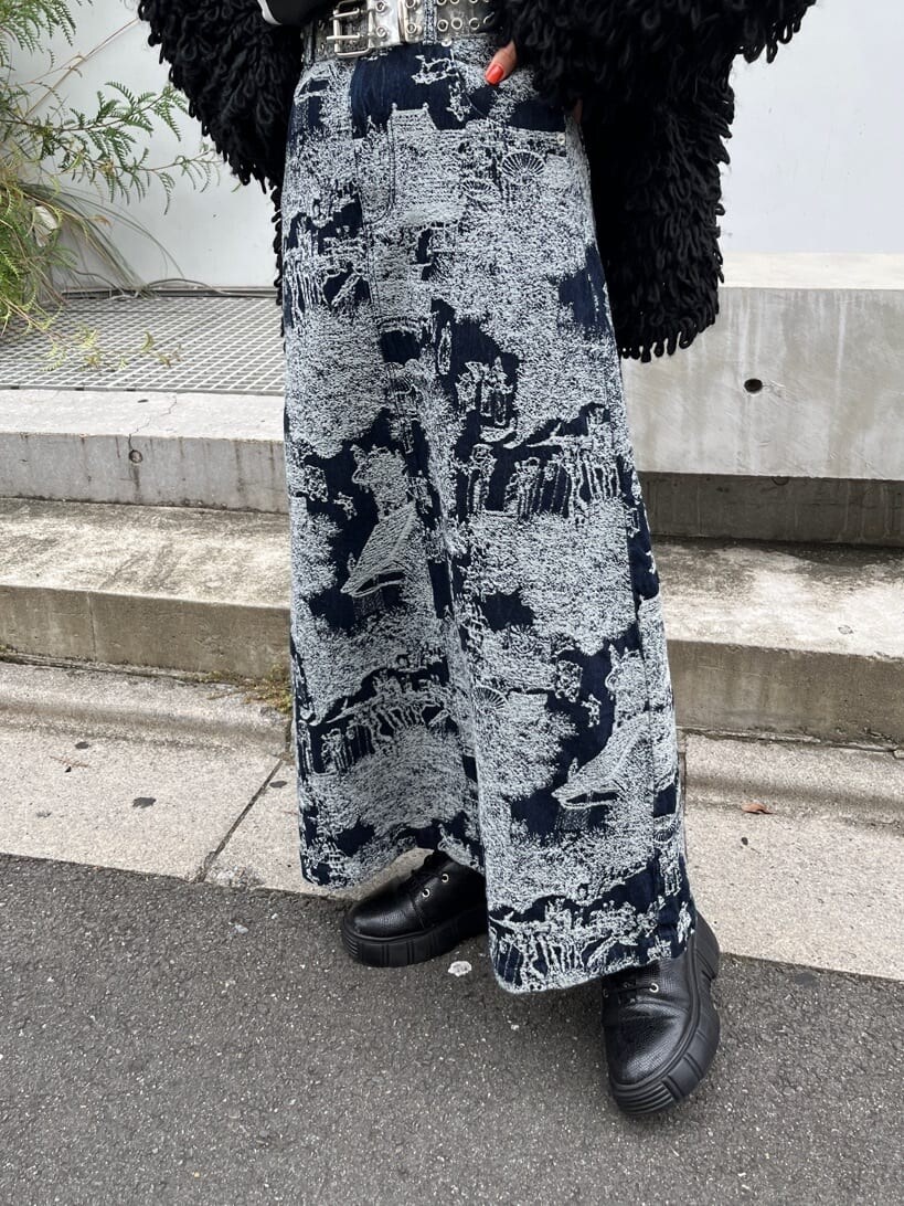 ブルー系のデニムスカート、ホワイト系のTシャツ/カットソー、ブラック系のカーディガン/ボレロを着用したレディースの秋コーディネートの8枚目の写真