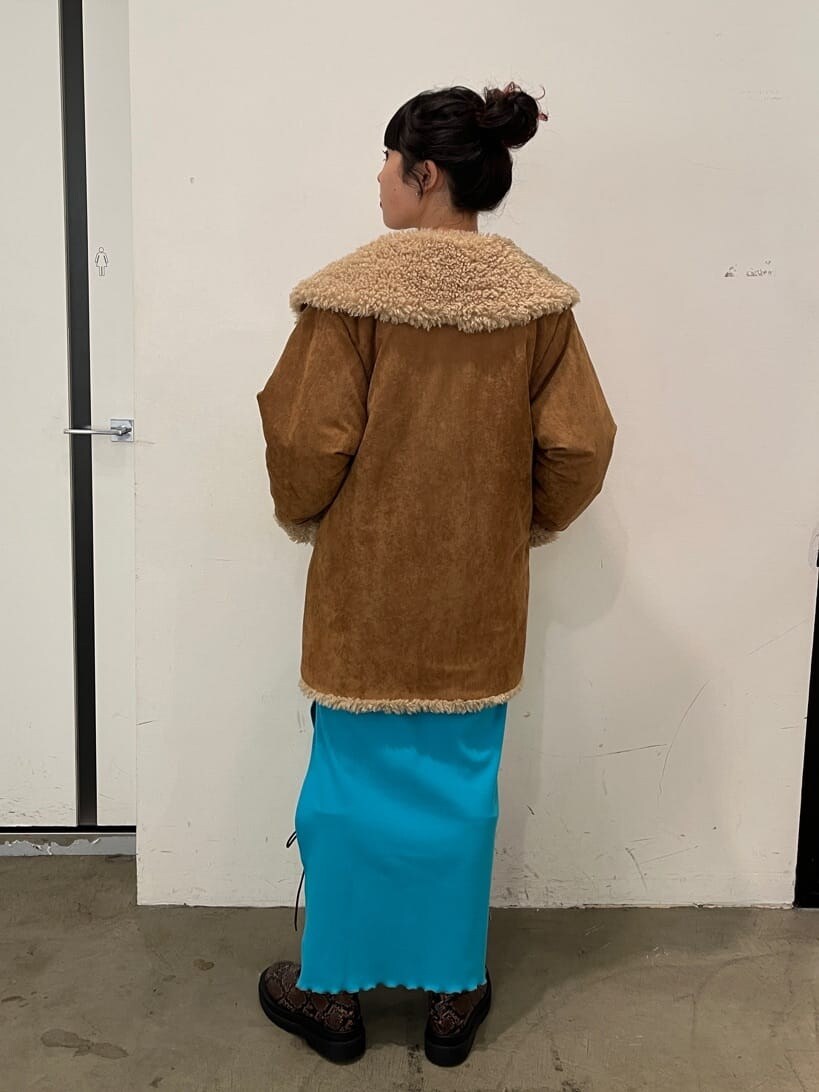 ブラウン系のその他アウター、ブルー系のワンピース、ホワイト系のTシャツ/カットソーを着用したレディースの秋コーディネートの4枚目の写真