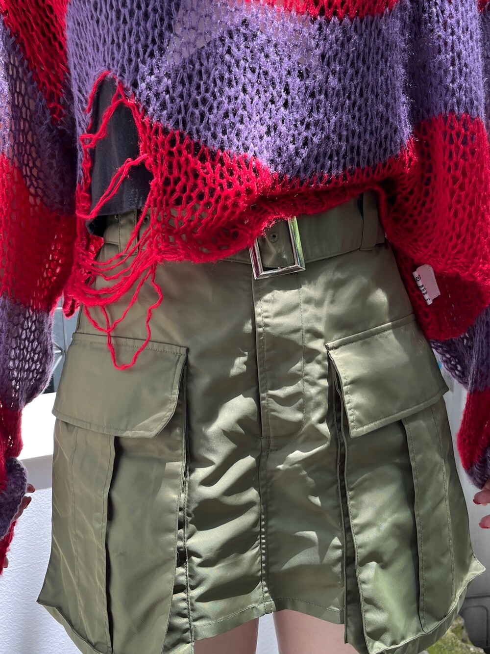 ブラック系のTシャツ/カットソー、ピンク系のその他パンツ、パープル系のニット/セーターを着用したレディースの夏コーディネートの8枚目の写真