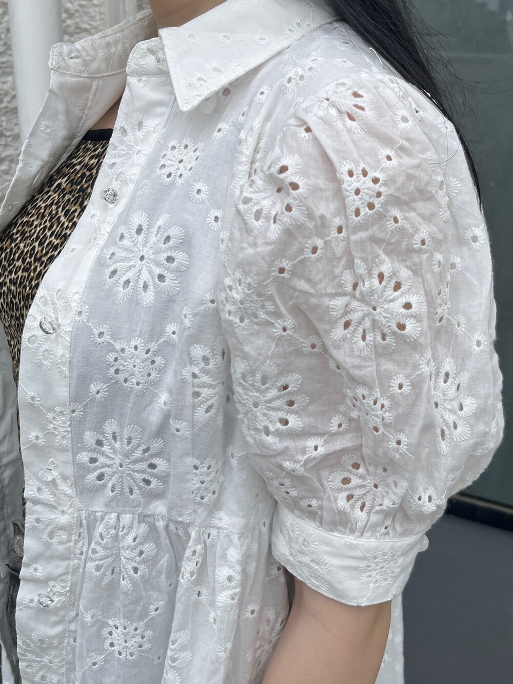 ホワイト系のワンピース、その他のキャミソール、ブラック系のブーツを着用したレディースの夏コーディネートの7枚目の写真