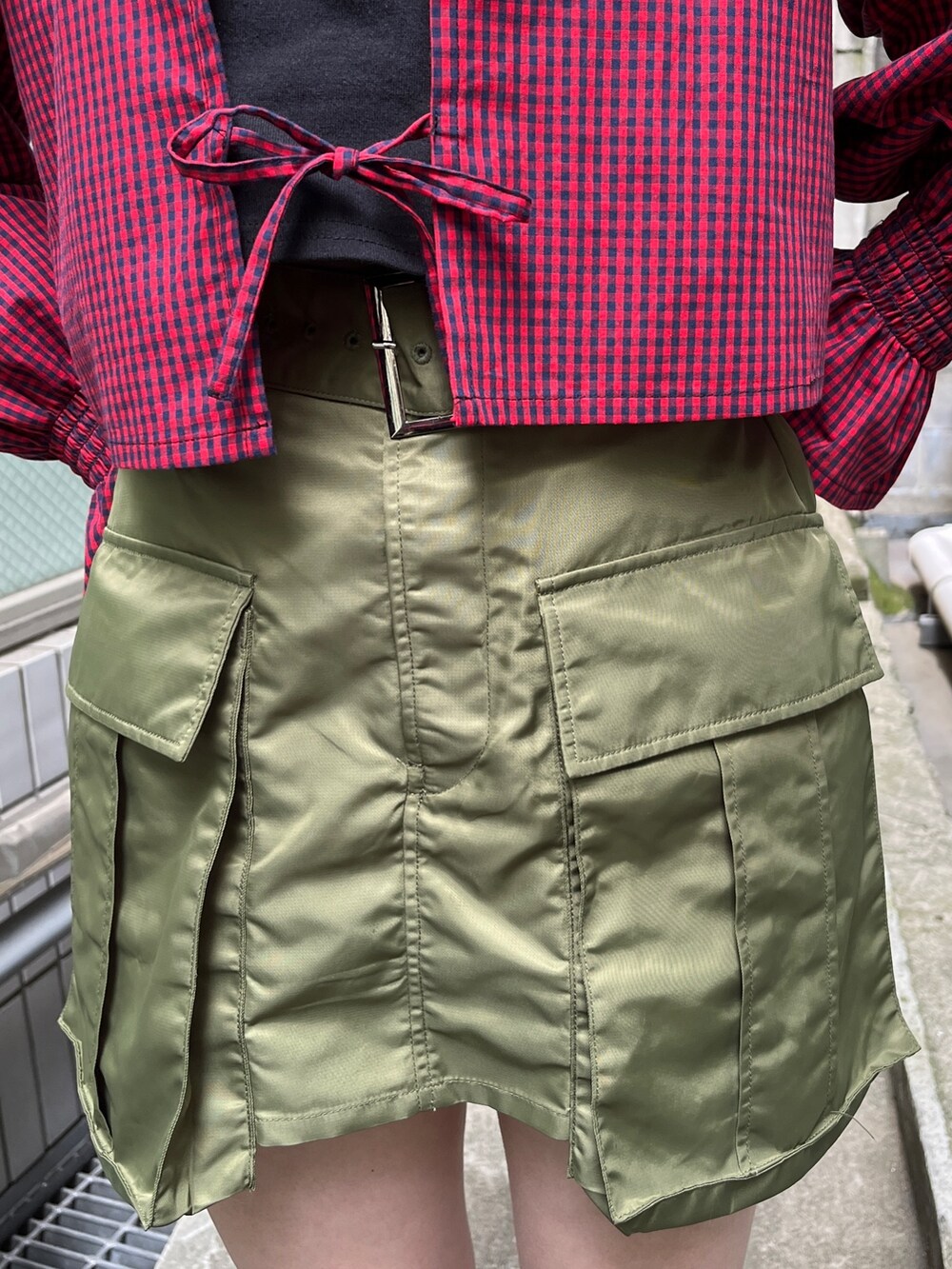 ピンク系のその他パンツ、レッド系のシャツ/ブラウス、ブラック系のTシャツ/カットソーを着用したレディースの夏コーディネートの9枚目の写真