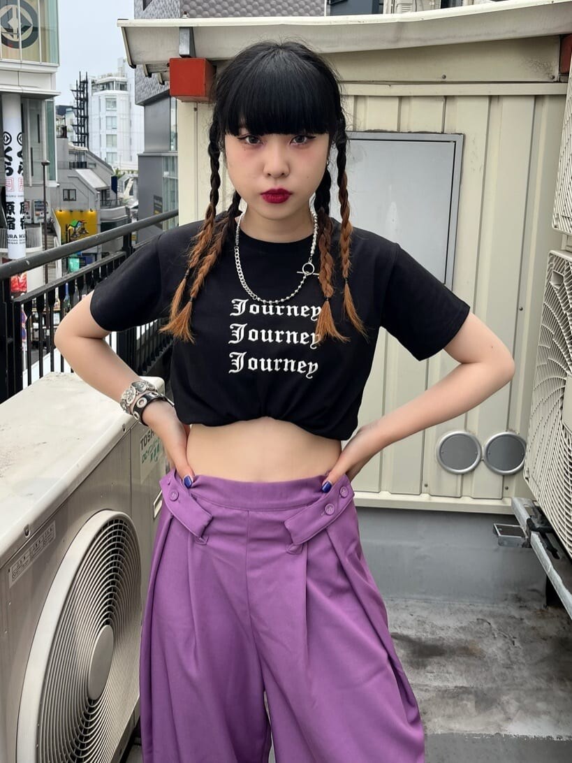 ブラック系のブーツ、ブラック系のTシャツ/カットソー、ピンク系のその他パンツを着用したレディースの夏コーディネートの4枚目の写真