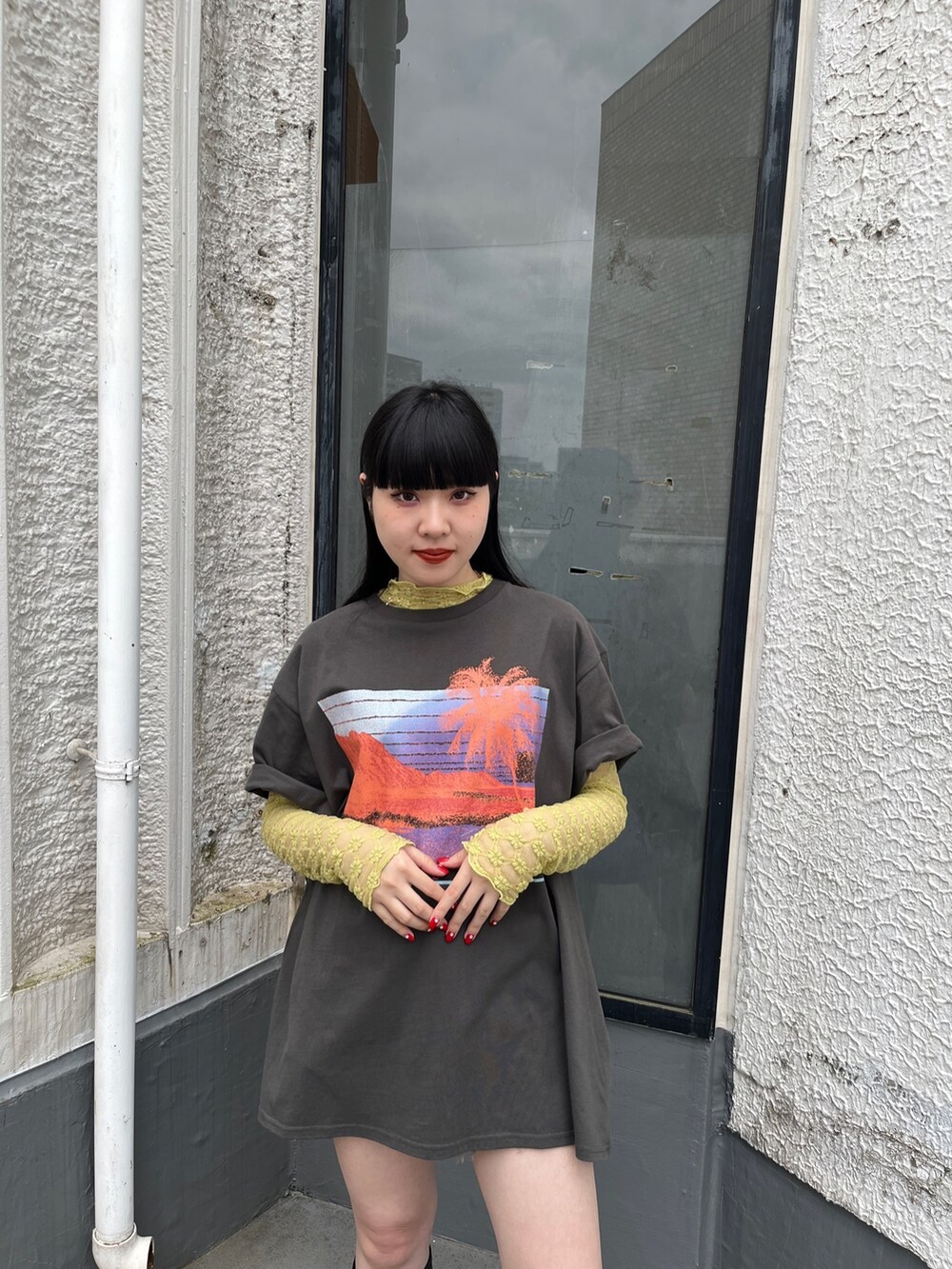 ブラック系のブーツ、イエロー系のTシャツ/カットソー、ブラック系のTシャツ/カットソーを着用したレディースの夏コーディネートの7枚目の写真