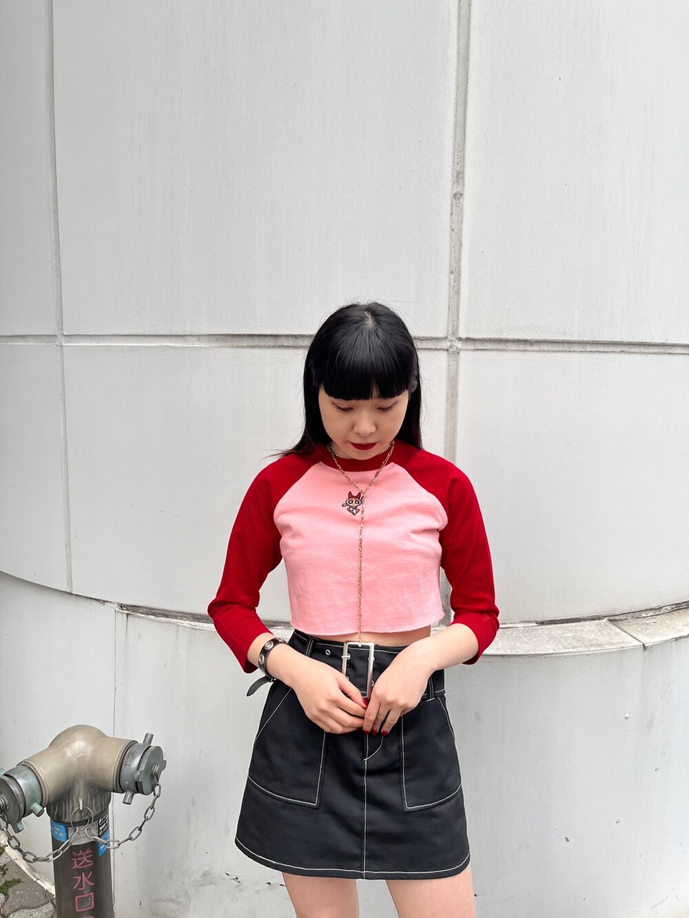 ブラック系のTシャツ/カットソー、ピンク系のTシャツ/カットソー、ブラック系のブーツを着用したレディースの冬コーディネートの4枚目の写真