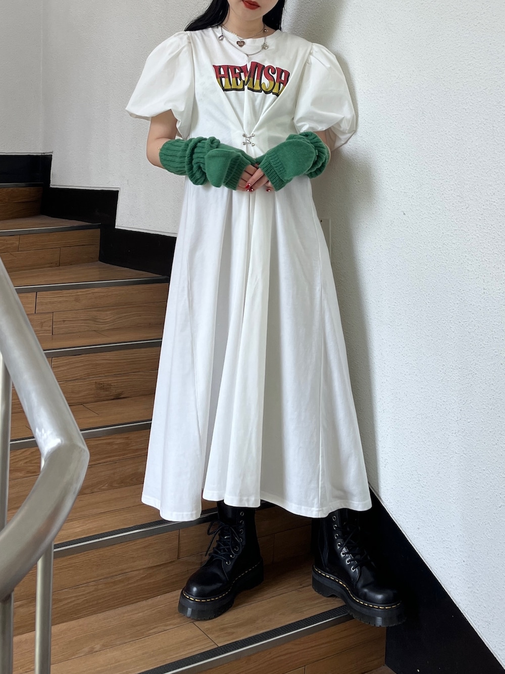 ホワイト系のワンピース、ブラック系のその他シューズ、ブラック系のアームカバーを着用したレディースの秋コーディネートの2枚目の写真