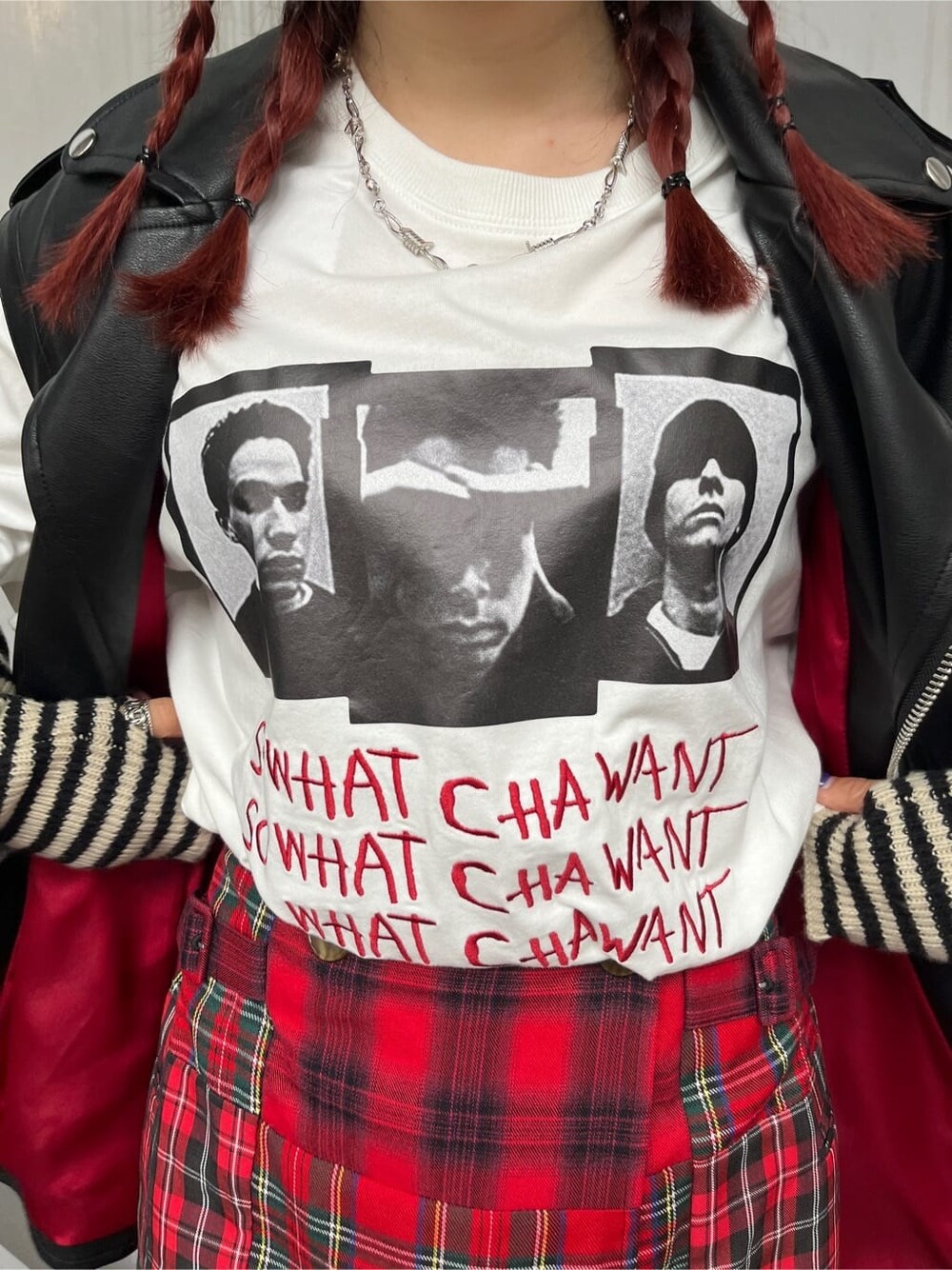 ブラック系のライダースジャケット、レッド系のその他パンツ、ホワイト系のTシャツ/カットソーを着用したレディースの夏コーディネートの5枚目の写真