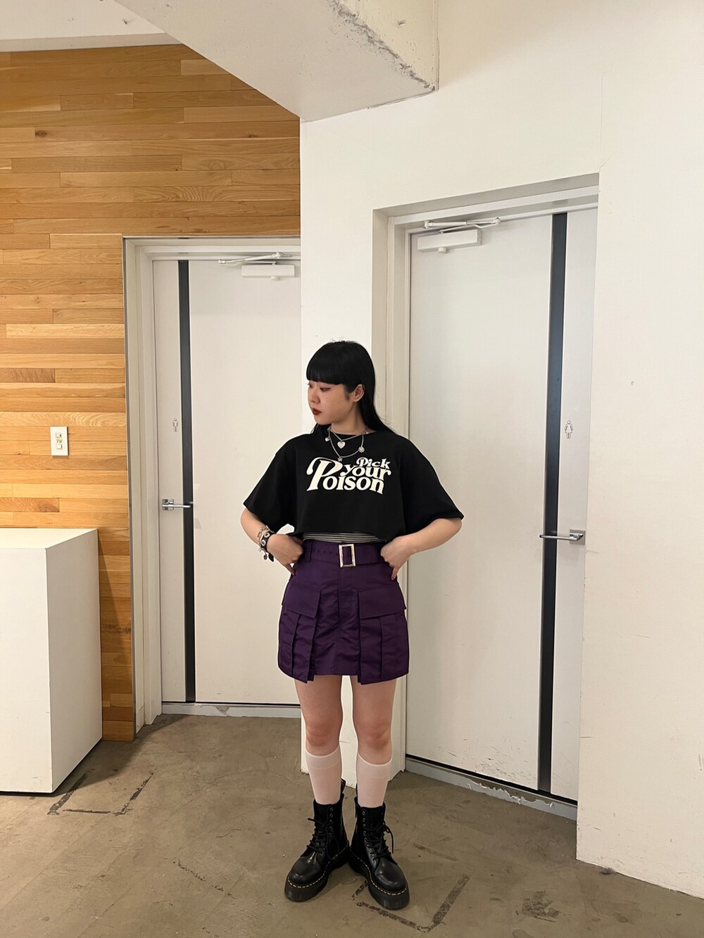 ピンク系のその他パンツ、ブラック系のその他シューズ、ブラック系のTシャツ/カットソーを着用したレディースの夏コーディネートの3枚目の写真