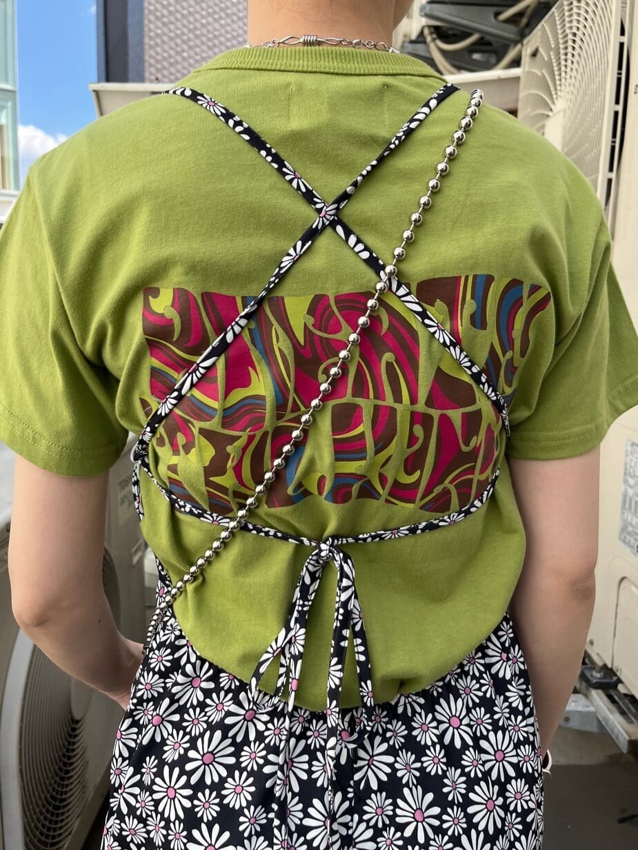 ブラック系のブーツ、グリーン系のTシャツ/カットソー、ブラック系のワンピースを着用したレディースの夏コーディネートの7枚目の写真