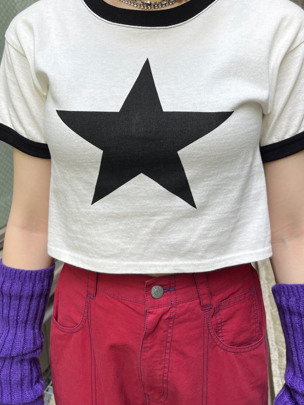 ホワイト系のTシャツ/カットソー、レッド系のその他パンツ、ブラック系のその他シューズを着用したレディースの春コーディネートの5枚目の写真