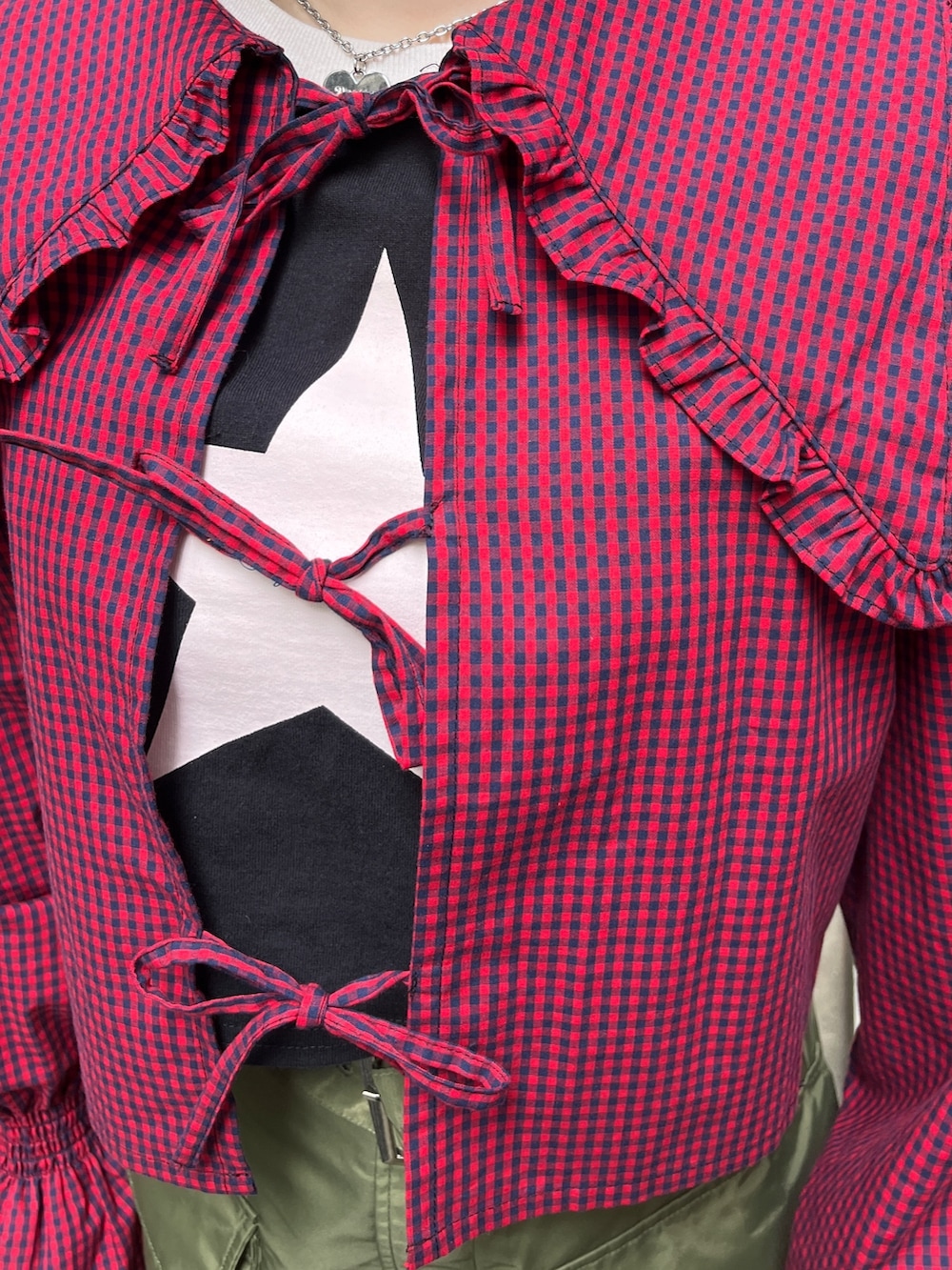 ピンク系のその他パンツ、レッド系のシャツ/ブラウス、ブラック系のTシャツ/カットソーを着用したレディースの夏コーディネートの7枚目の写真