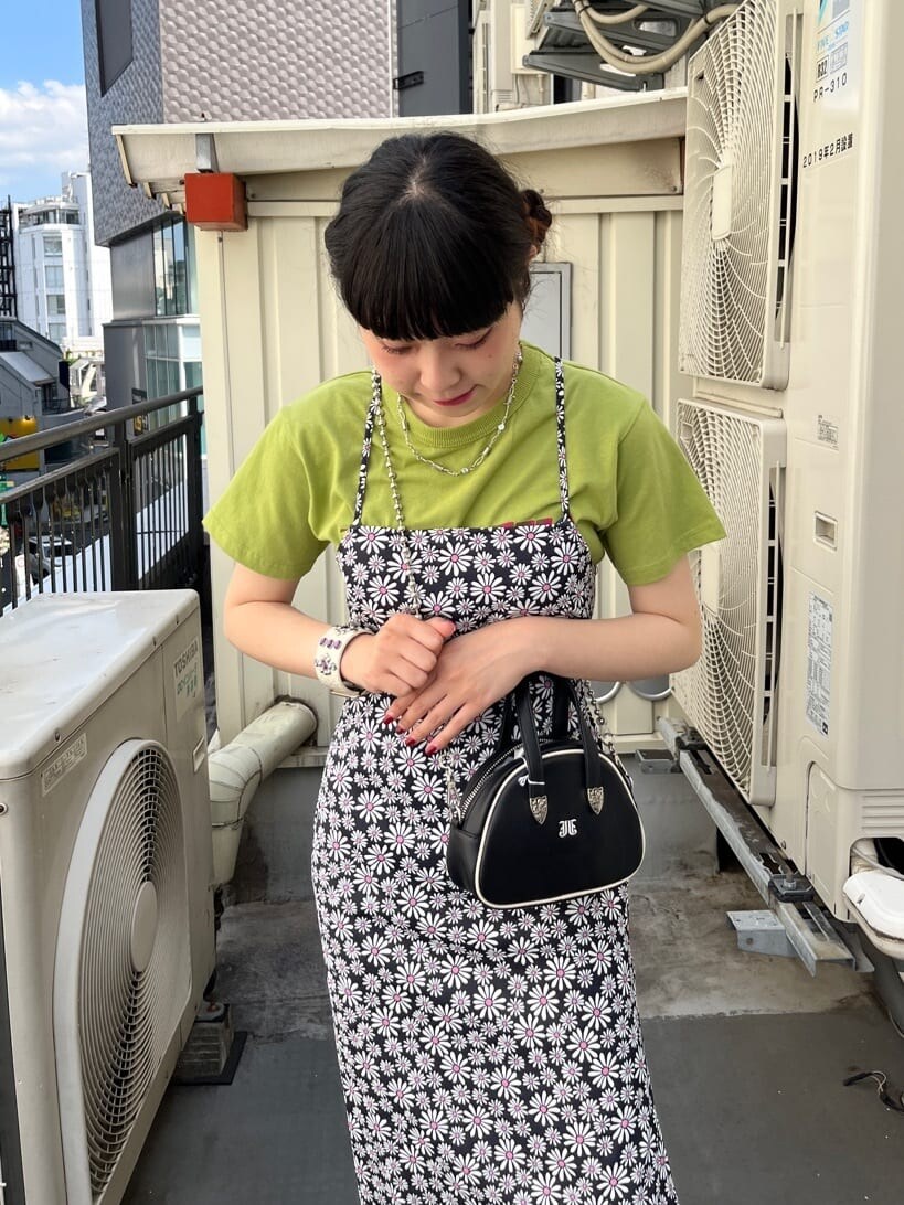 ブラック系のブーツ、グリーン系のTシャツ/カットソー、ブラック系のワンピースを着用したレディースの夏コーディネートの4枚目の写真