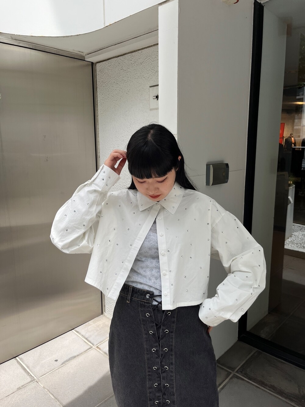 ブラック系のデニムパンツ、ブルー系のシャツ/ブラウス、シルバー系のTシャツ/カットソーを着用したレディースの夏コーディネートの5枚目の写真