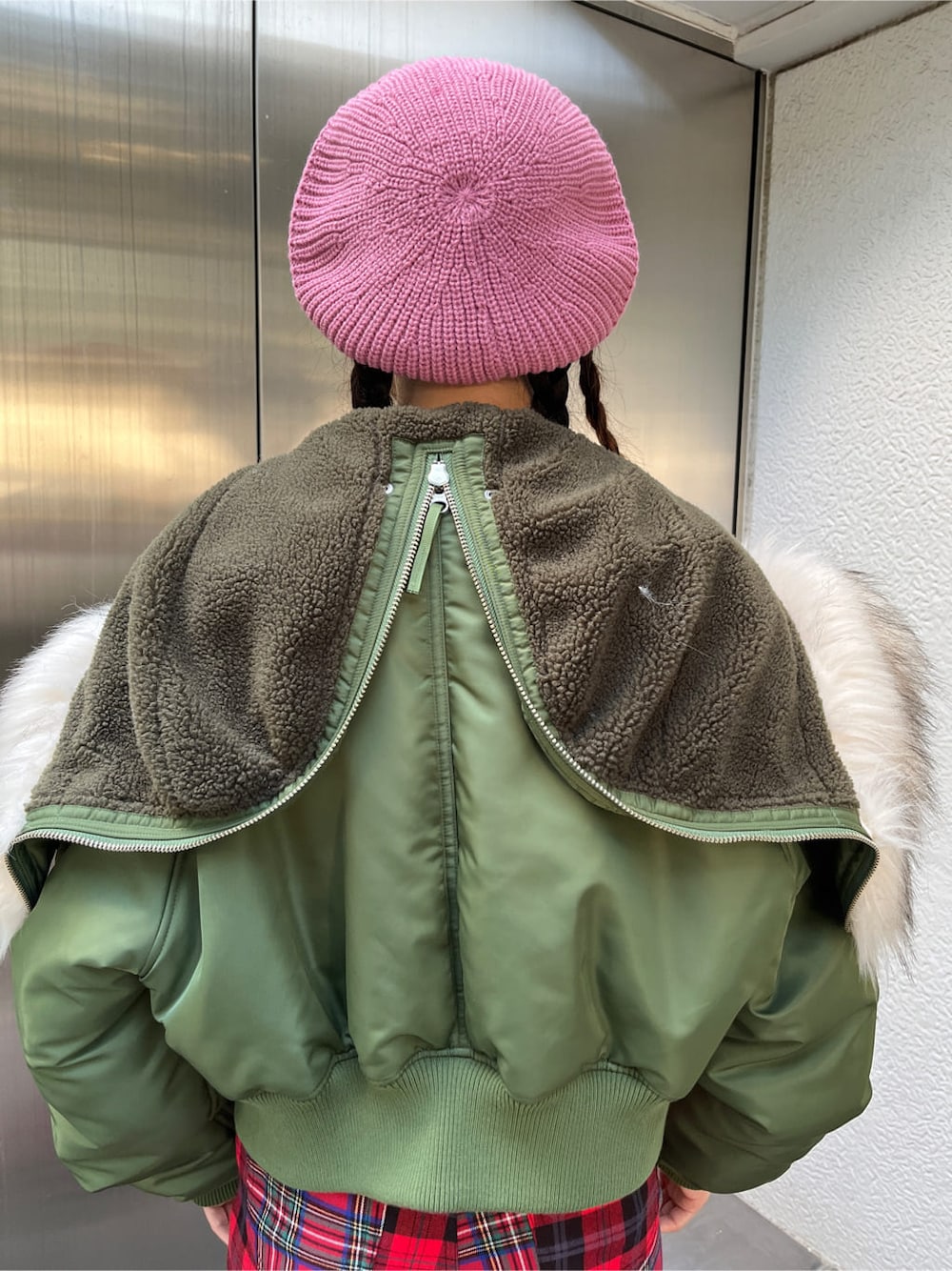 パープル系のその他アウター、ホワイト系のTシャツ/カットソー、ピンク系のハンチング/ベレー帽を着用したレディースの秋コーディネートの7枚目の写真