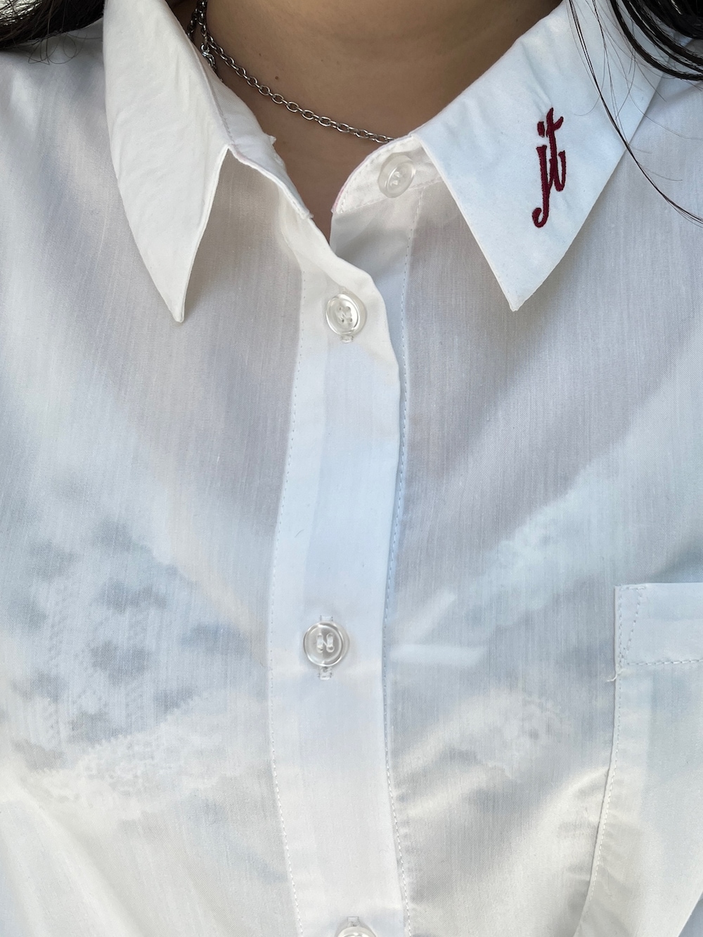 レッド系のスカート、ホワイト系のシャツ/ブラウス、ブラック系のキャップを着用したレディースの夏コーディネートの5枚目の写真