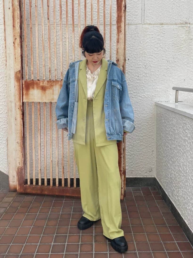 グリーン系のスラックス、ホワイト系のシャツ/ブラウス、グリーン系のテーラードジャケットを着用したレディースの春コーディネートの2枚目の写真