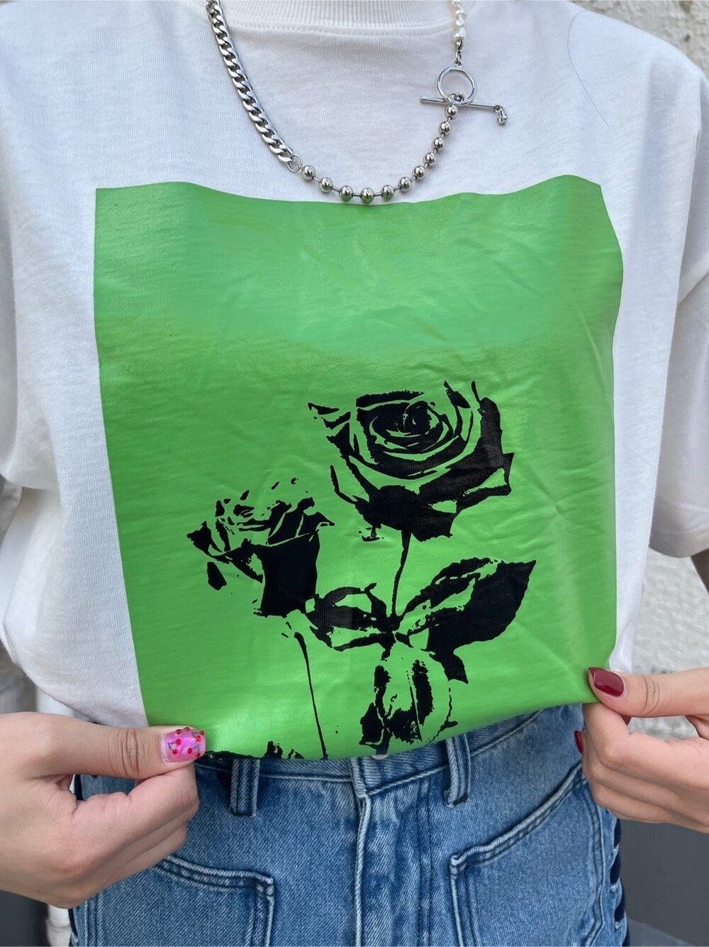 ブラック系のブーツ、ホワイト系のTシャツ/カットソー、ブルー系のデニムパンツを着用したレディースの春コーディネートの4枚目の写真