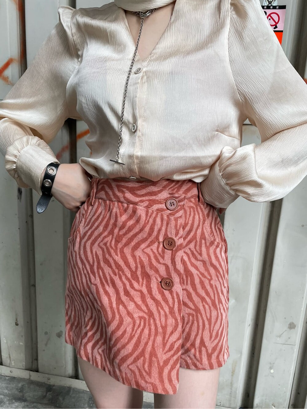 ブラウン系のスカート、ホワイト系のシャツ/ブラウスを着用したレディースの秋コーディネートの4枚目の写真