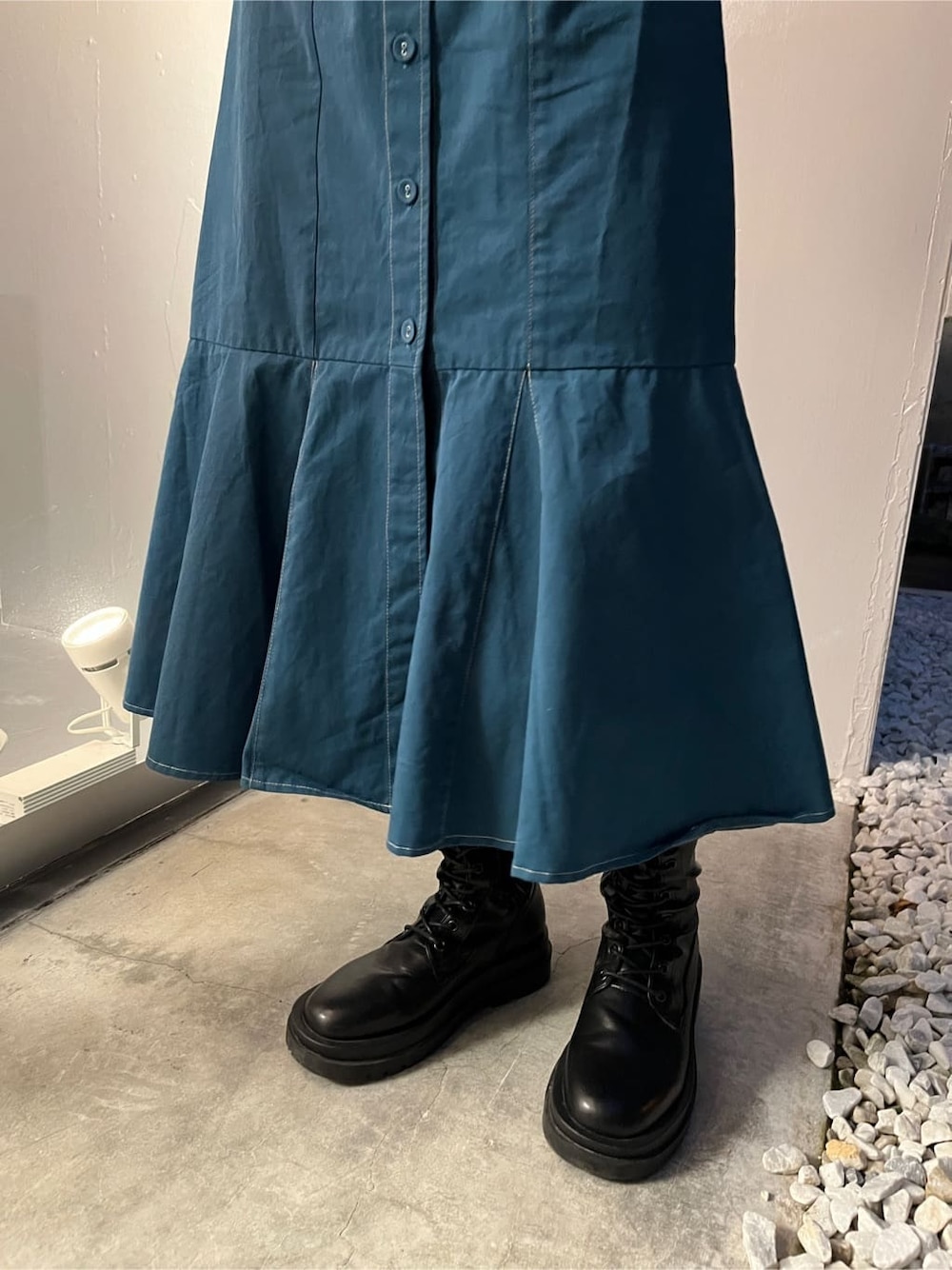 ブルー系のワンピースを着用したレディースの秋コーディネートの5枚目の写真