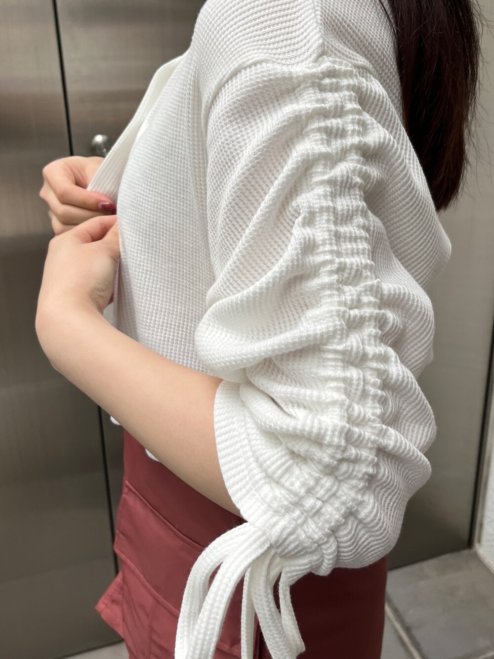 ホワイト系のTシャツ/カットソー、ピンク系のその他パンツ、ブラック系のブーツを着用したレディースの夏コーディネートの8枚目の写真