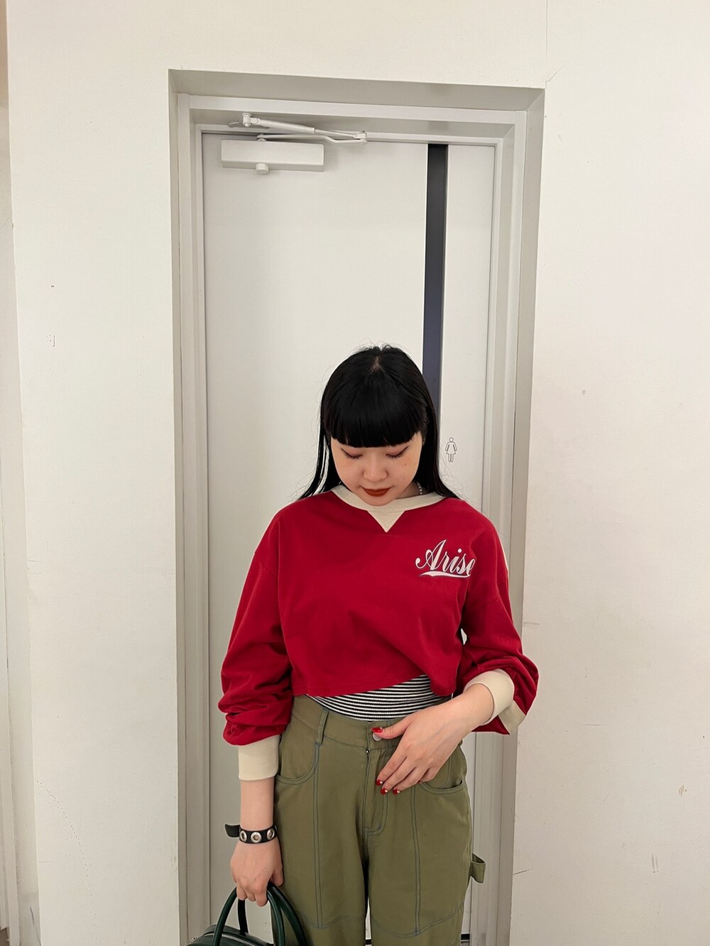 ブラック系のその他パンツ、レッド系のTシャツ/カットソーを着用したレディースの秋コーディネートの6枚目の写真