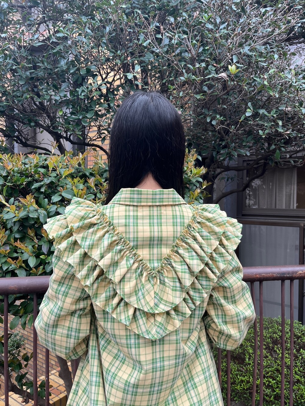 ブルー系のデニムパンツ、イエロー系のワンピース、ピンク系のTシャツ/カットソーを着用したレディースの春コーディネートの7枚目の写真