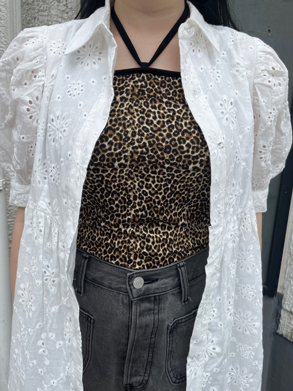 ホワイト系のワンピース、その他のキャミソール、ブラック系のブーツを着用したレディースの夏コーディネートの6枚目の写真