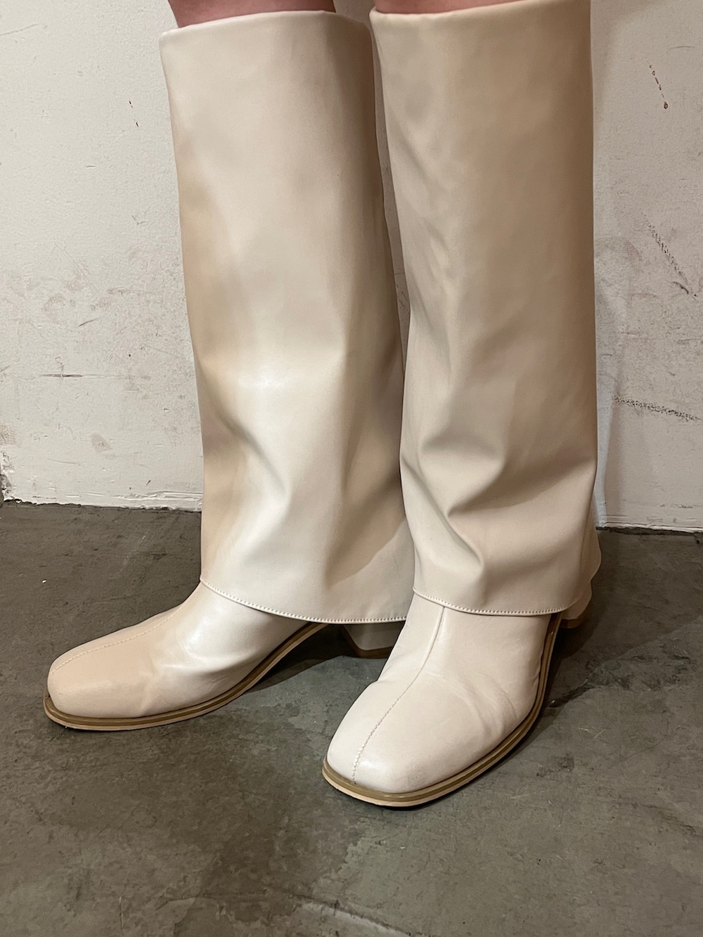 ホワイト系のシャツ/ブラウス、ホワイト系のブーツ、ホワイト系のその他アウターを着用したレディースの冬コーディネートの8枚目の写真