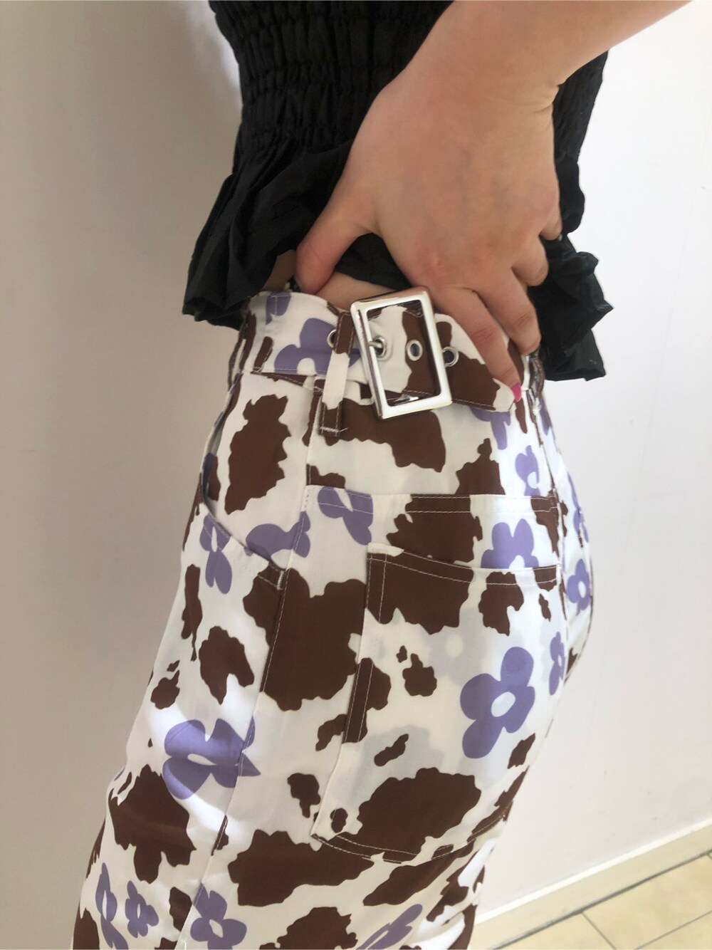 ブラック系のシャツ/ブラウス、ホワイト系のその他パンツ、パープル系のショルダーバッグを着用したレディースの春コーディネートの4枚目の写真