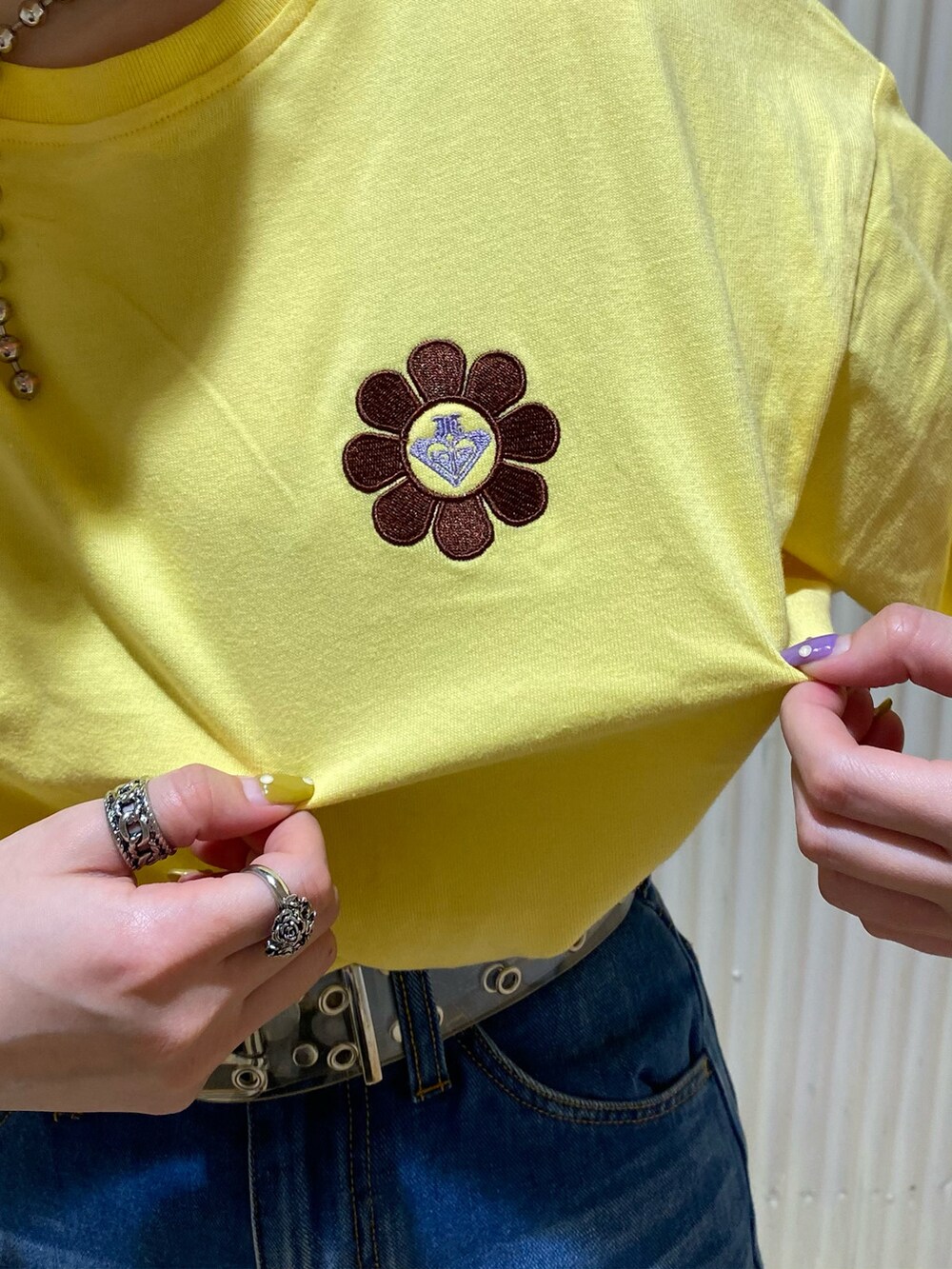 ブルー系のデニムジャケット、ブルー系のデニムパンツ、イエロー系のTシャツ/カットソーを着用したレディースの春コーディネートの5枚目の写真