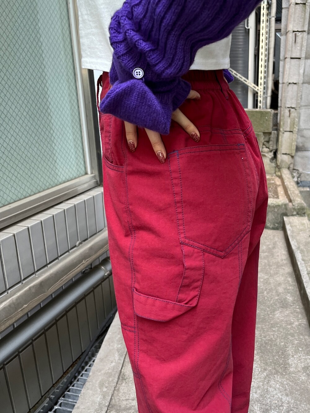 ホワイト系のTシャツ/カットソー、レッド系のその他パンツ、ブラック系のその他シューズを着用したレディースの春コーディネートの9枚目の写真