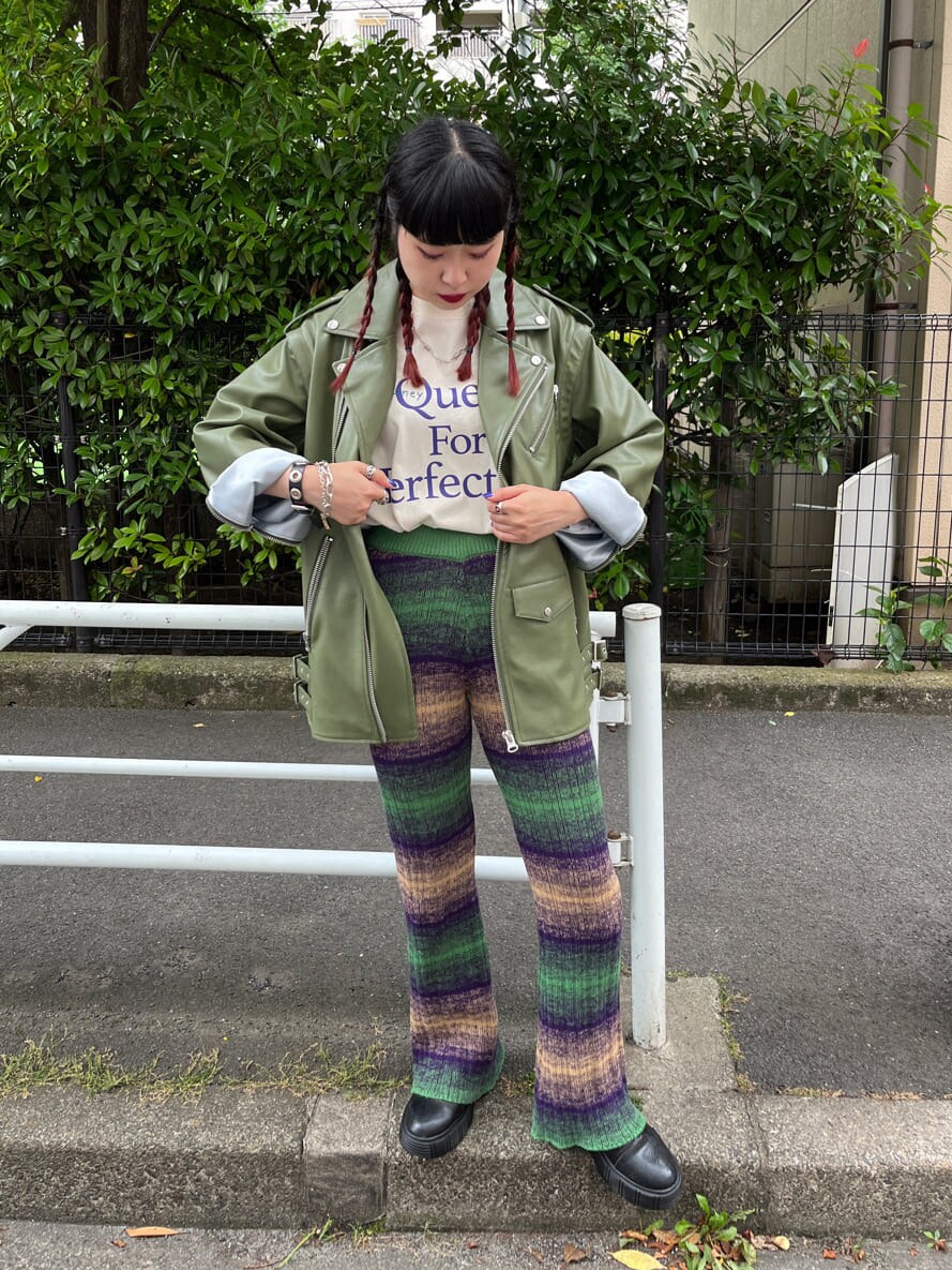 ブラック系のブーツ、グリーン系のその他パンツ、ホワイト系のTシャツ/カットソーを着用したレディースの夏コーディネートの4枚目の写真