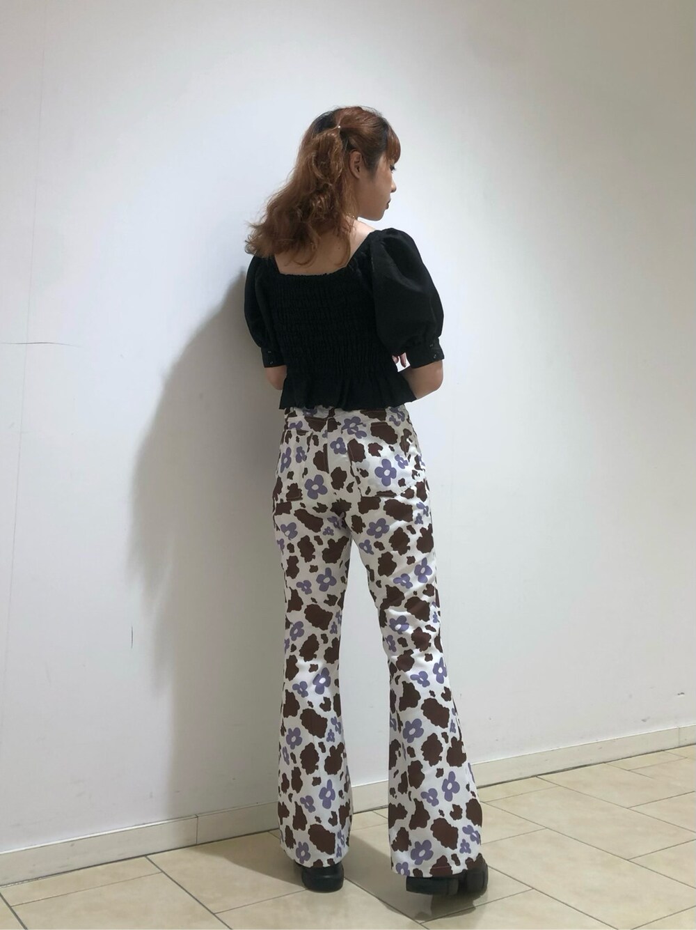 ブラック系のシャツ/ブラウス、ホワイト系のその他パンツ、パープル系のショルダーバッグを着用したレディースの春コーディネートの2枚目の写真