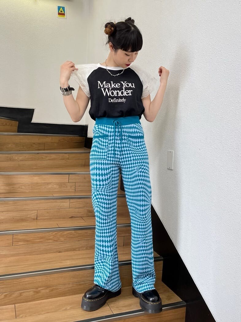 ブラック系のTシャツ/カットソー、ブルー系のその他パンツ、シルバー系のネックレスを着用したレディースの春コーディネートの2枚目の写真