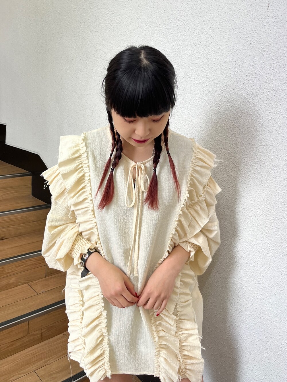 ブラック系のブーツ、ホワイト系のシャツ/ブラウス、ブラック系のデニムパンツを着用したレディースの冬コーディネートの4枚目の写真