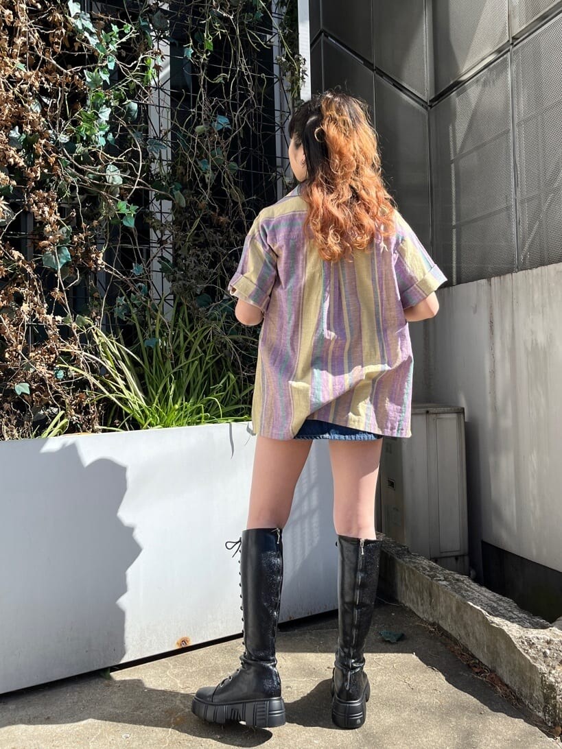 イエロー系のシャツ/ブラウス、ブルー系のその他パンツ、ホワイト系のTシャツ/カットソーを着用したレディースの春コーディネートの3枚目の写真