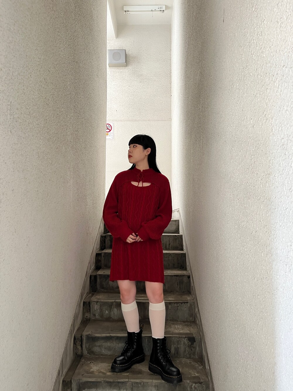 グレー系のテーラードジャケット、レッド系のワンピース、ブラック系のその他シューズを着用したレディースの秋コーディネートの3枚目の写真