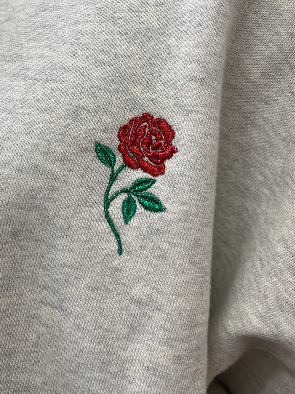 レッド系のスカート、グレー系のTシャツ/カットソー、ブラック系のブーツを着用したレディースの秋コーディネートの5枚目の写真