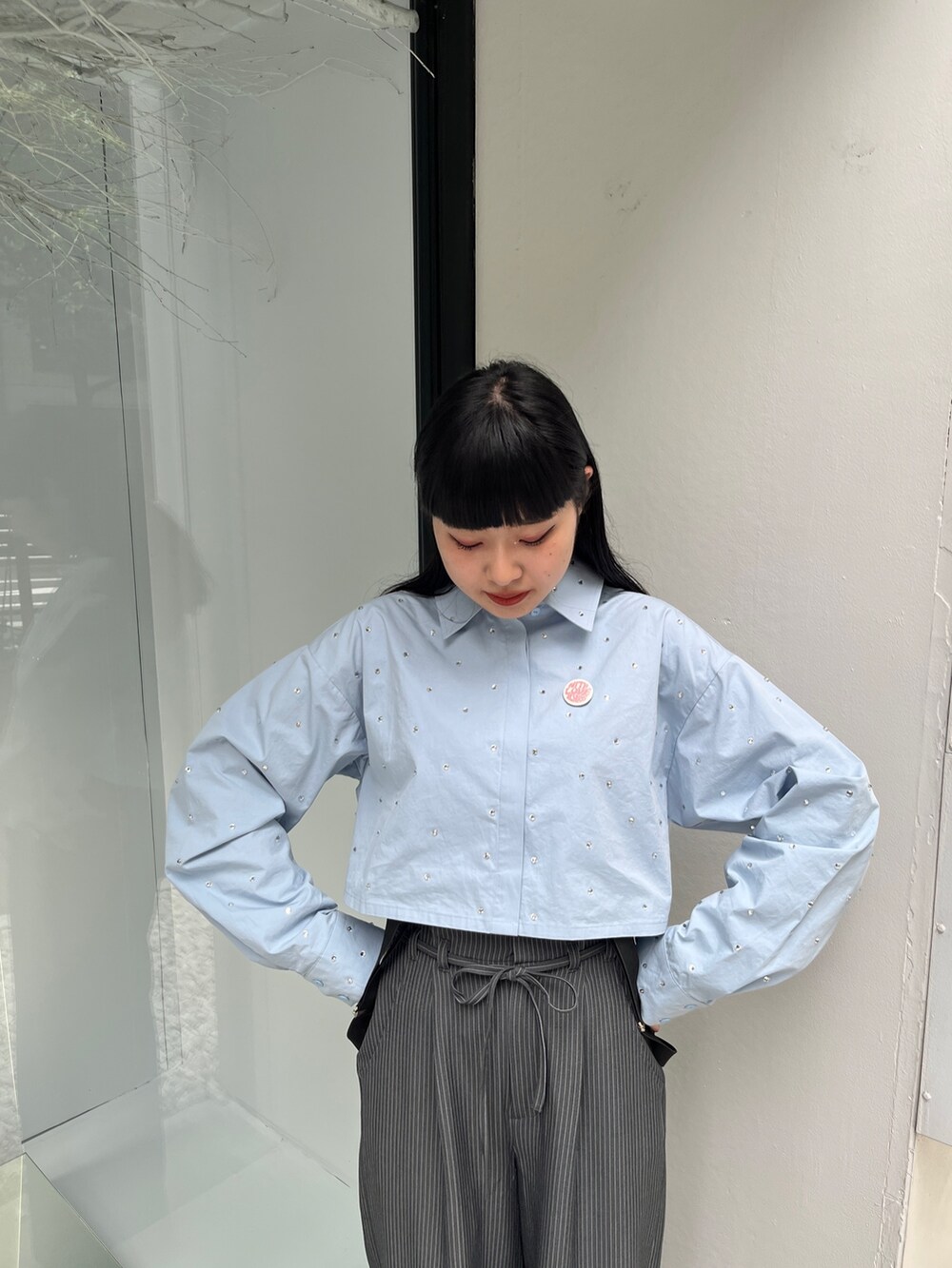 ブルー系のシャツ/ブラウス、ブラック系のその他シューズ、グレー系のその他パンツを着用したレディースの夏コーディネートの9枚目の写真