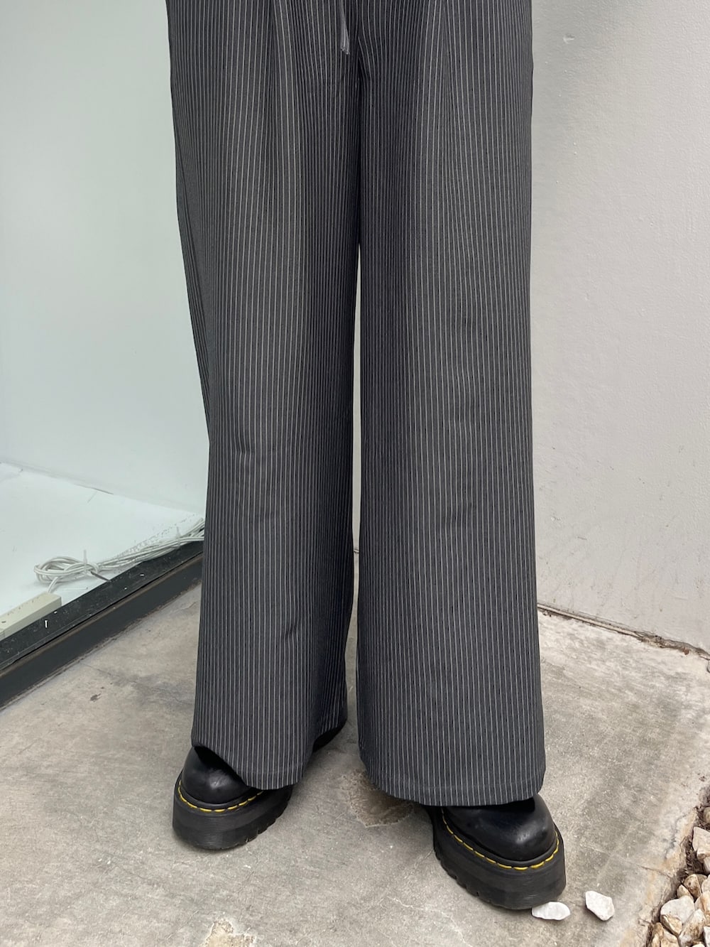 ブルー系のシャツ/ブラウス、ブラック系のその他シューズ、グレー系のその他パンツを着用したレディースの夏コーディネートの8枚目の写真