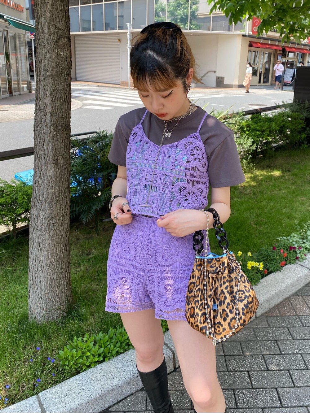 パープル系のその他パンツ、パープル系のキャミソールを着用したレディースの夏コーディネートの2枚目の写真