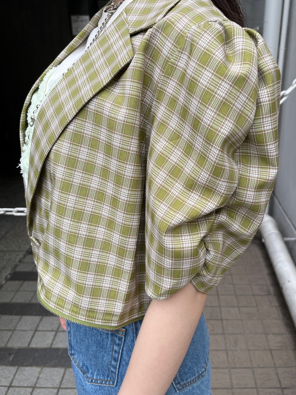 ブルー系のデニムパンツ、ホワイト系のTシャツ/カットソー、グリーン系のテーラードジャケットを着用したレディースの春コーディネートの5枚目の写真