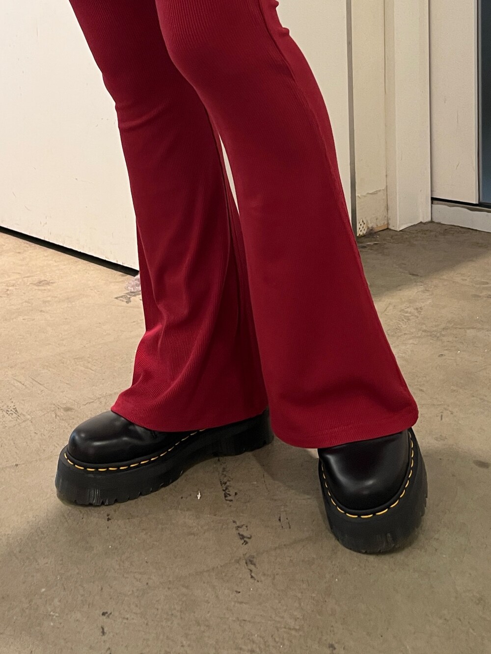 ブルー系のスウェット、ブラウン系のその他パンツ、ホワイト系のブルゾンを着用したレディースの秋コーディネートの8枚目の写真