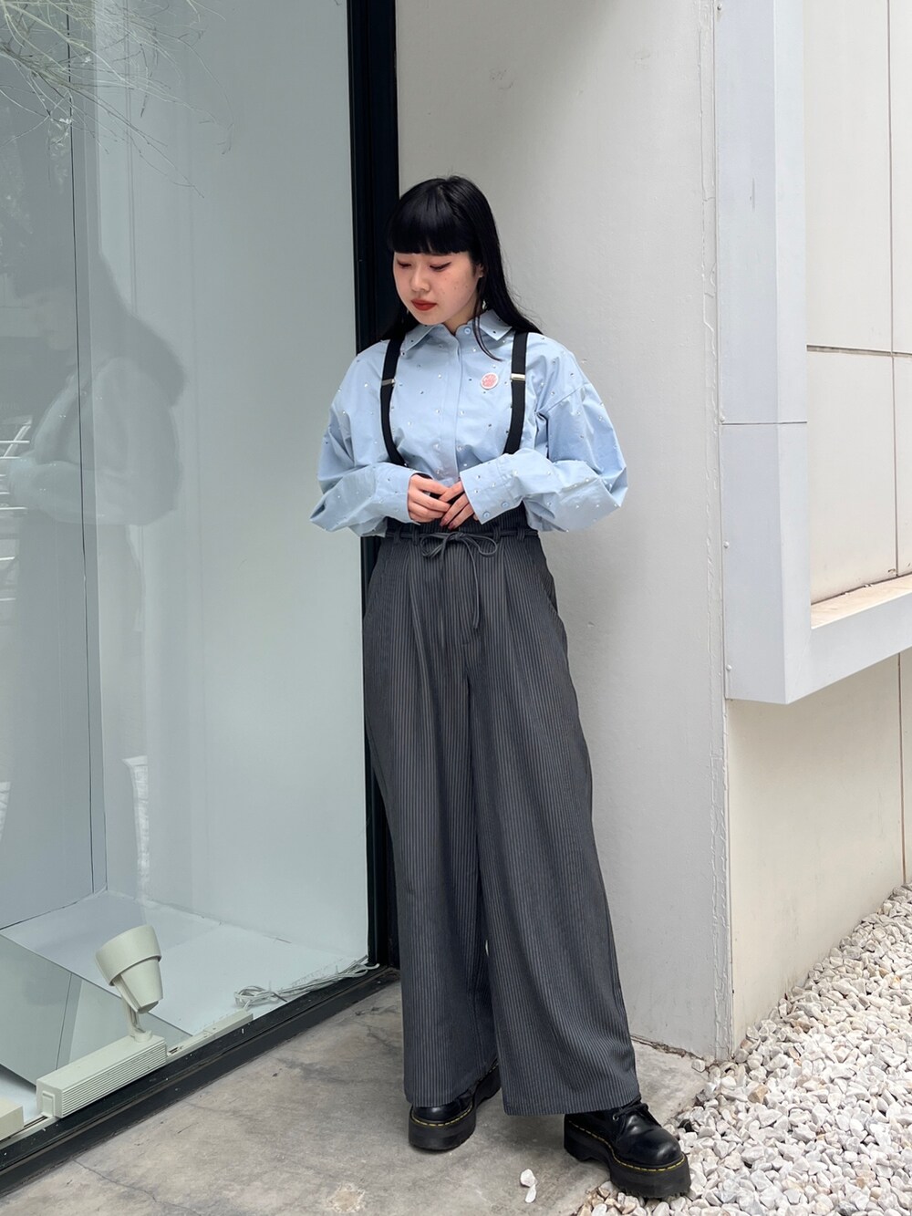 ブルー系のシャツ/ブラウス、ブラック系のその他シューズ、グレー系のその他パンツを着用したレディースの夏コーディネートの2枚目の写真