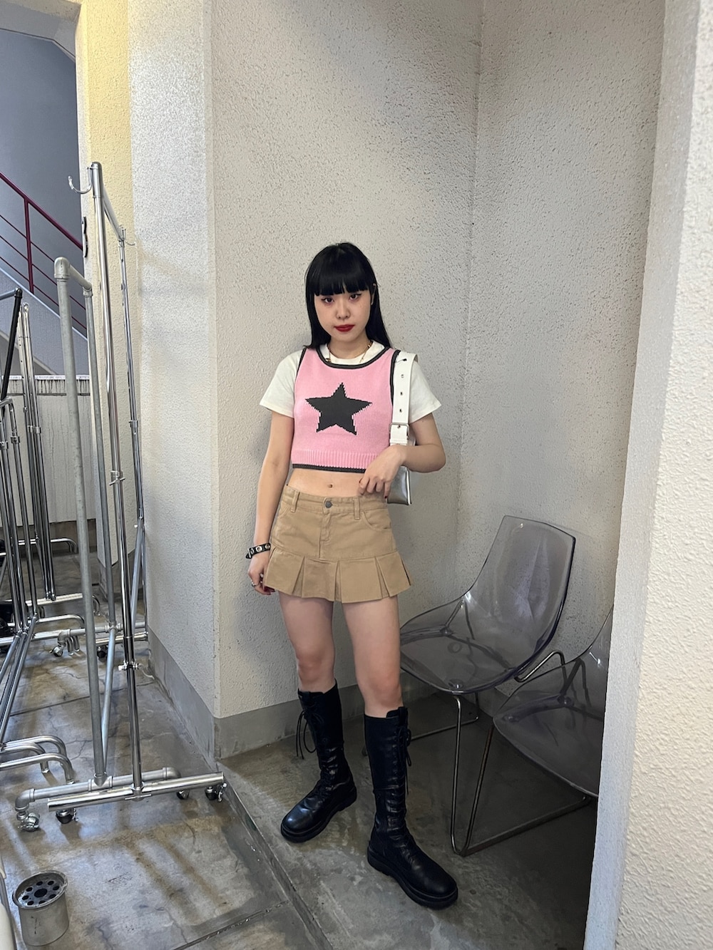 ブラック系のデニムパンツ、ブルー系のハンドバッグ、ホワイト系のTシャツ/カットソーを着用したレディースの春コーディネートの3枚目の写真