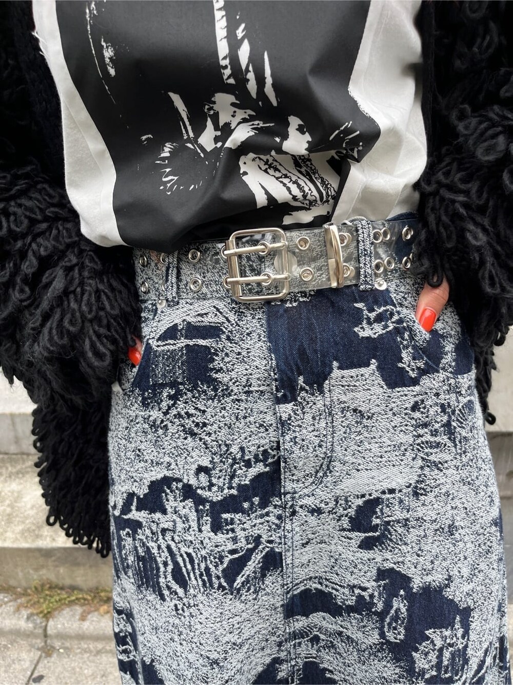 ブルー系のデニムスカート、ホワイト系のTシャツ/カットソー、ブラック系のカーディガン/ボレロを着用したレディースの秋コーディネートの5枚目の写真