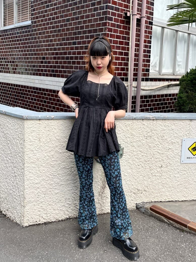 その他のその他パンツ、ブラック系のシャツ/ブラウス、シルバー系のネックレスを着用したレディースの春コーディネートの2枚目の写真