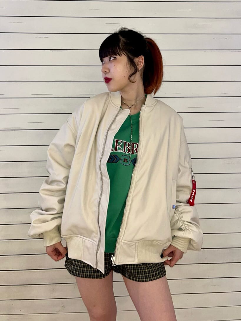 ホワイト系のMA-1、その他のその他パンツ、グリーン系のスウェットを着用したレディースの冬コーディネートの3枚目の写真