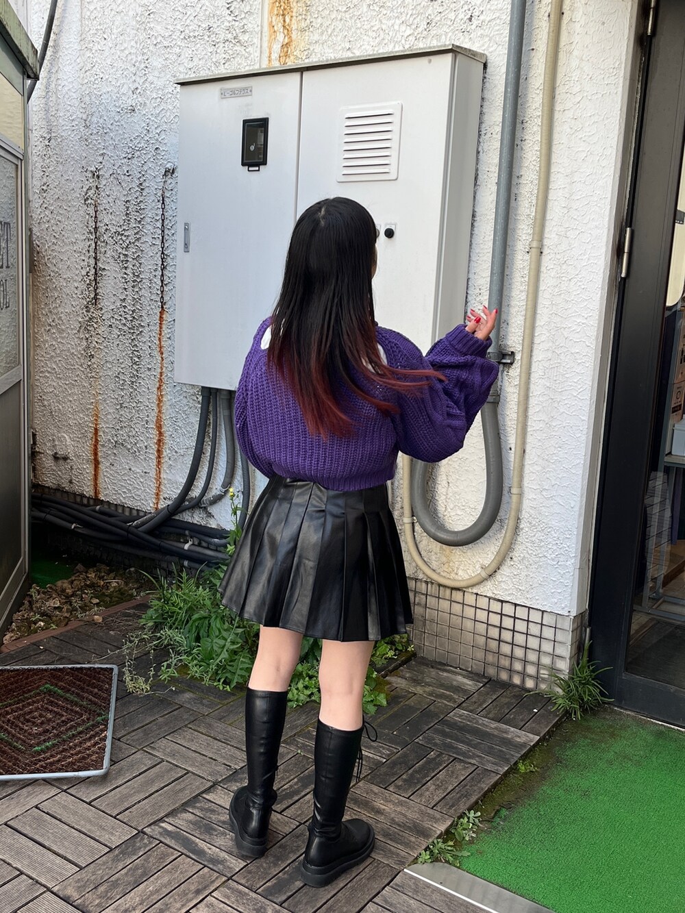 ブラウン系のスカート、ホワイト系のシャツ/ブラウス、グレー系のニット/セーターを着用したレディースの秋コーディネートの3枚目の写真