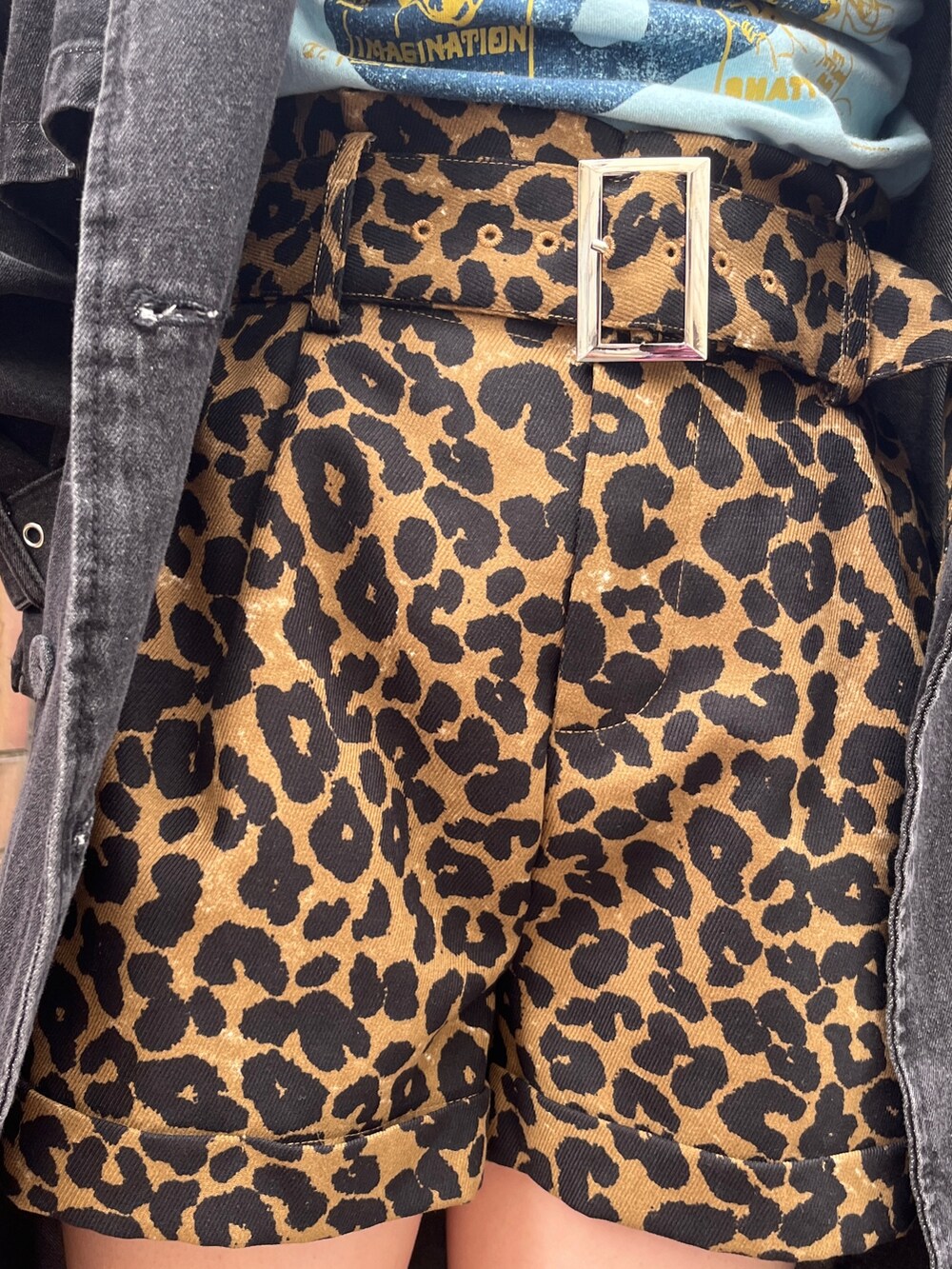 ブラック系のトレンチコート、ブラウン系のその他パンツ、ホワイト系のTシャツ/カットソーを着用したレディースの冬コーディネートの6枚目の写真