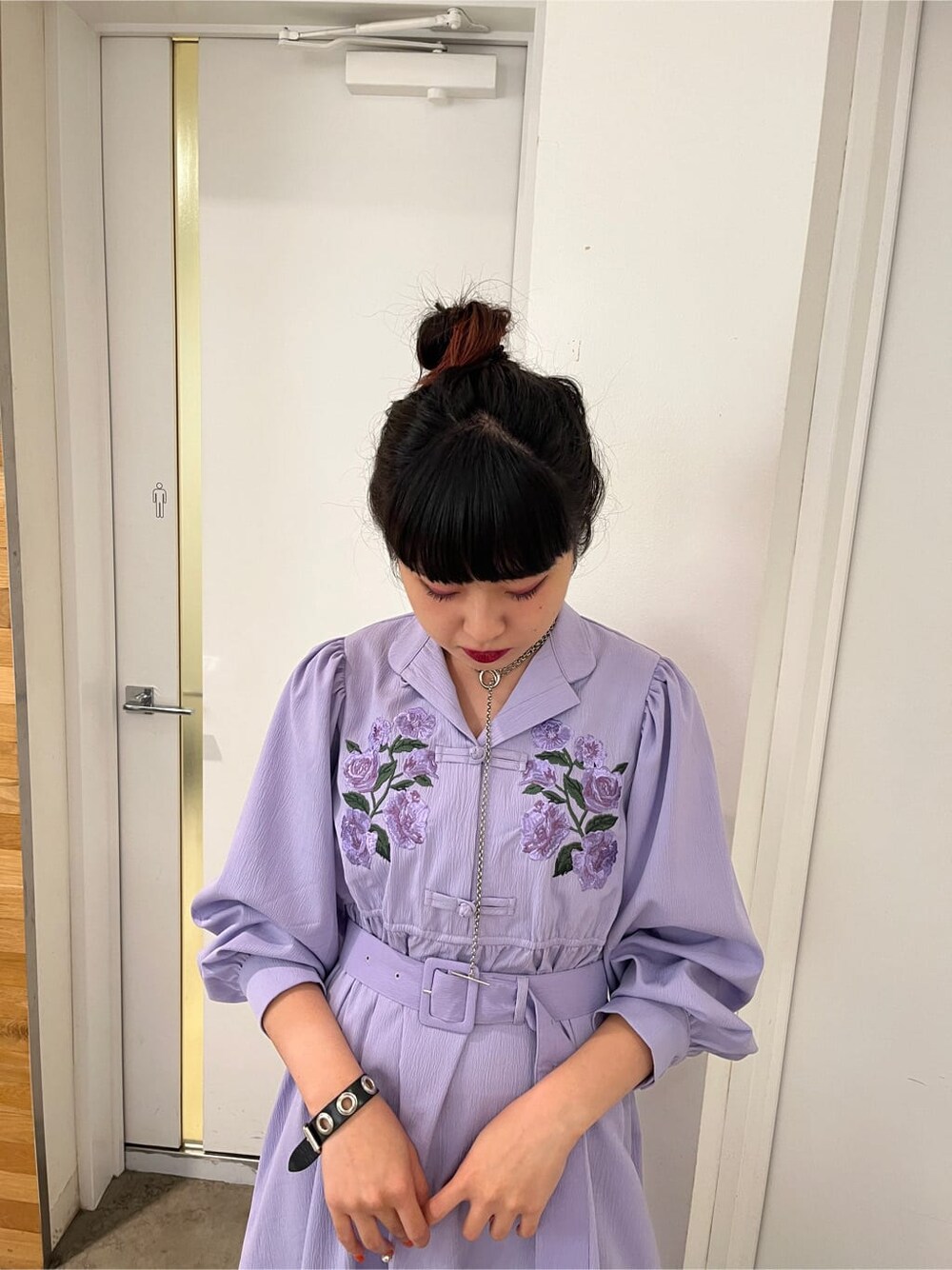 パープル系のワンピースを着用したレディースの秋コーディネートの5枚目の写真